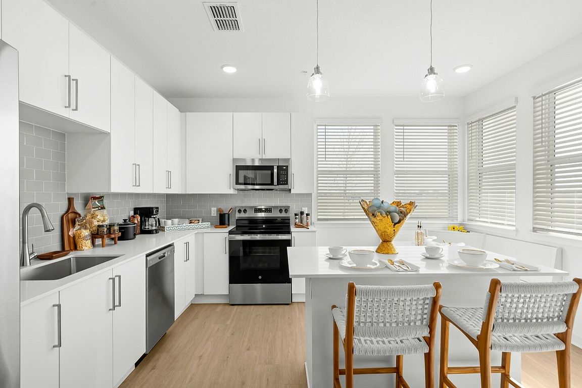 Kitchen Islands w/ Quartz Countertops