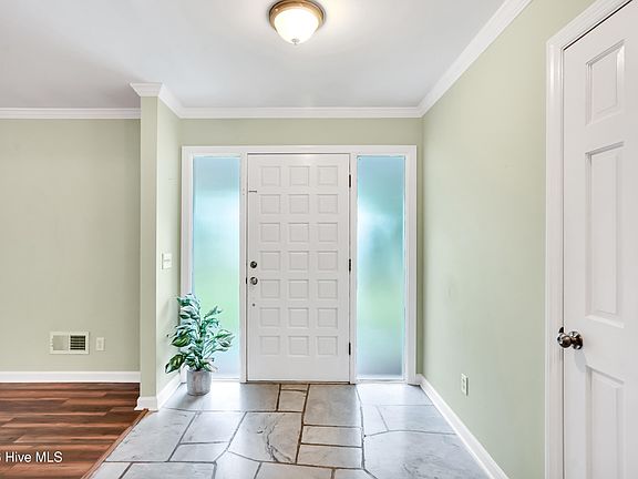 4th image of 102 Chelsea Lane