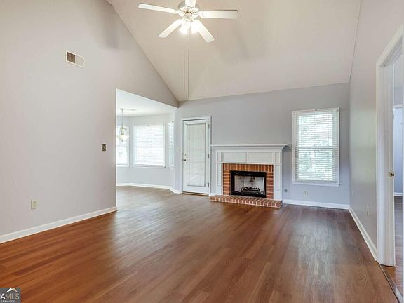 5th image of 137 Lucy Ln