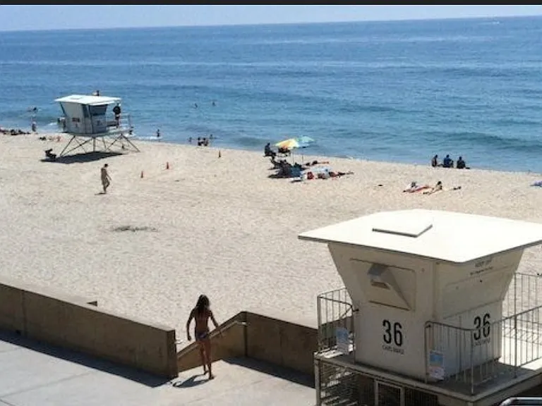 2 block walk to the Beach #36 lifeguard tower, you can leave your car at home.