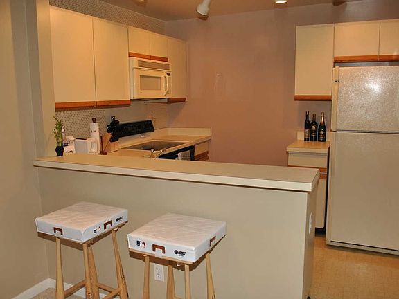 Kitchen w/Brkfst. Bar