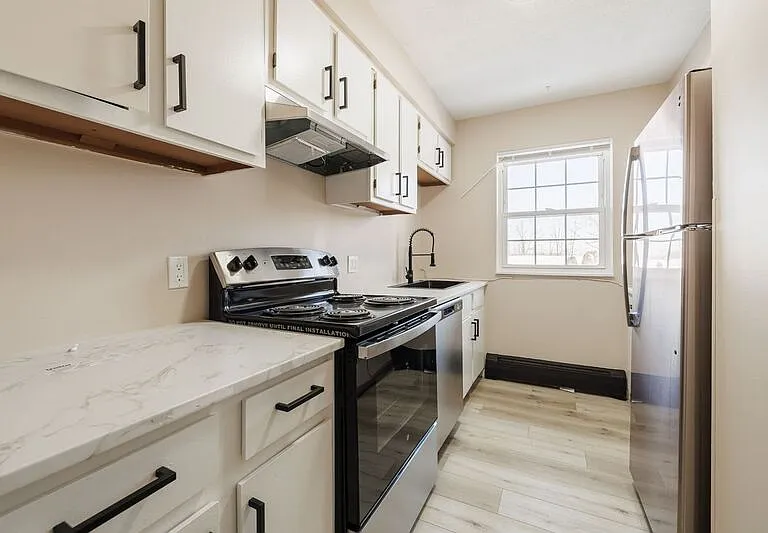 Holcomb Village Apartments — Photo 7