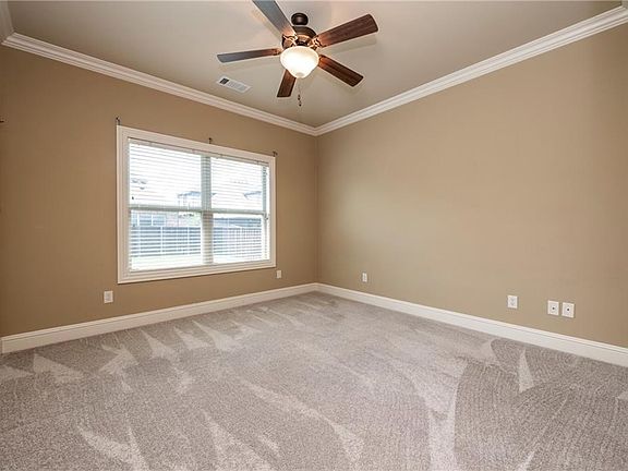 3rd image of 1111 NE Thorn Hill Rd