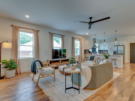 4th image of 406 Myrtle St
