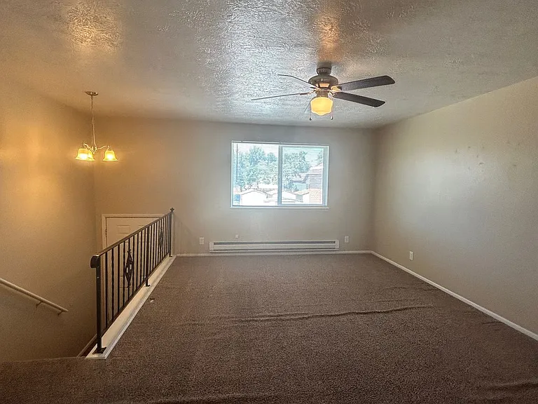 Main 819 S — Photo 33