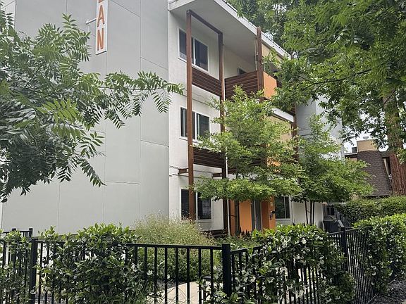 3rd image of 2501 H St APT 206