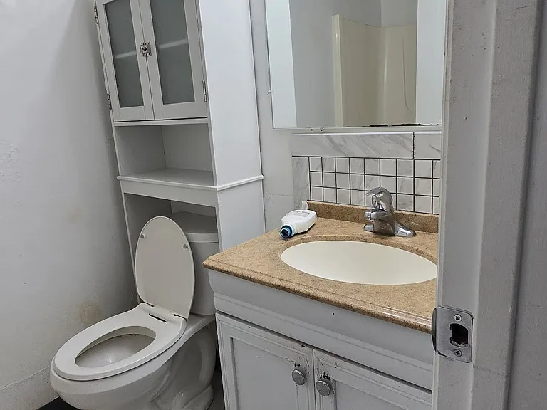 1917 Maravilla Ave #33 — Photo 11