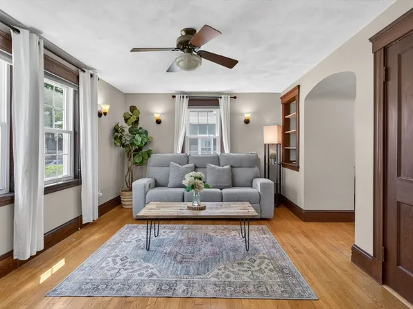 25 Pleasant St, Saugus, MA 01906