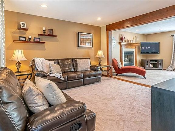 4th image of 464 Cloverdale Dr
