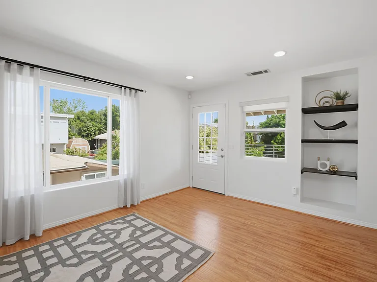340 N La Fayette Park Pl — Photo 5