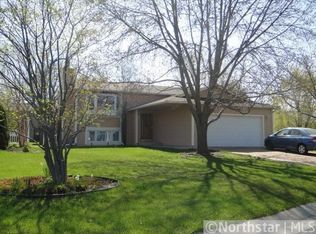 1435 Meadow Ct, Chaska, MN 55318