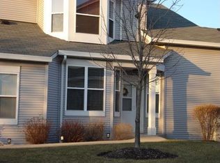 135 Woodland Cir, North Aurora, IL 60542