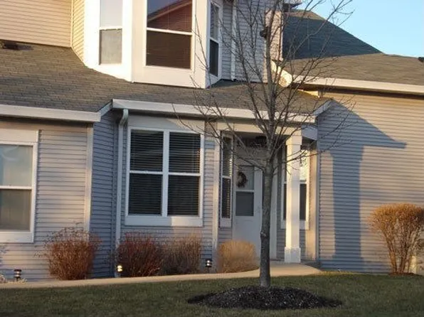 135 Woodland Cir, North Aurora, IL 60542