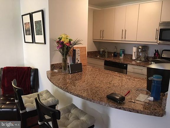 4th image of 219 S 18th St #1416