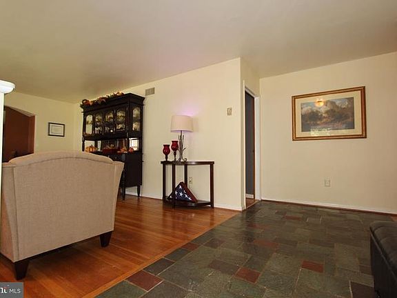 2nd image of 2121 Fernglen Way