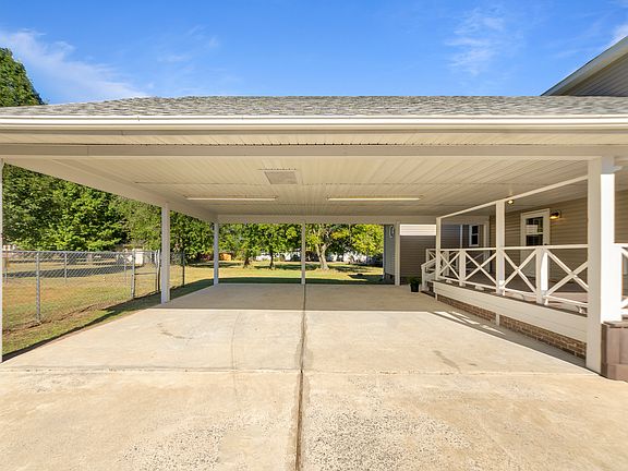 3rd image of 308 Carrie Dr