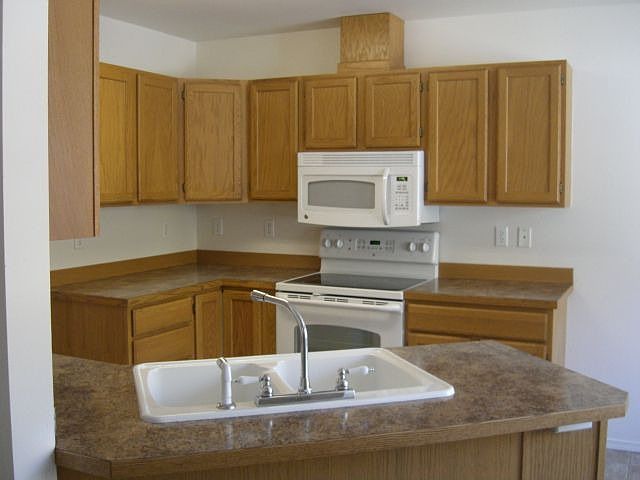Spacious, open floor plan, kitchen