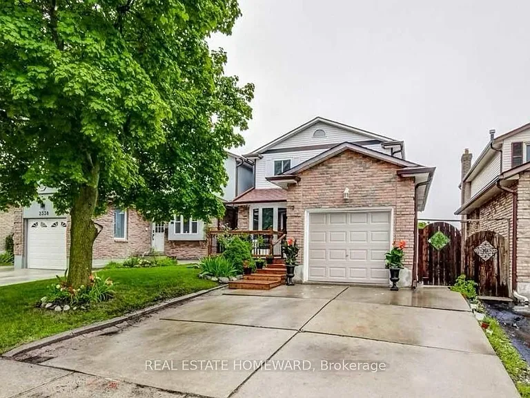 2336 Malcolm Cres — Photo 1