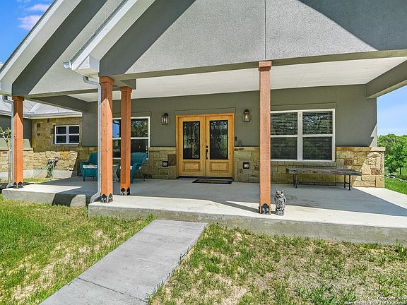 3rd image of 653 Cambridge Dr