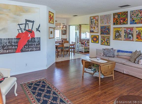 5th image of 2474 Carlyle Ln