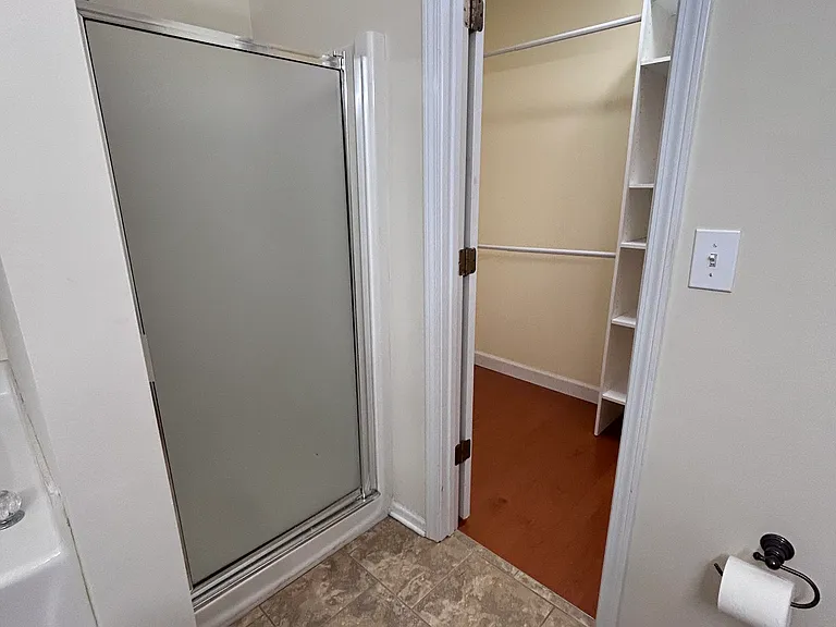 325 London Ln — Photo 15