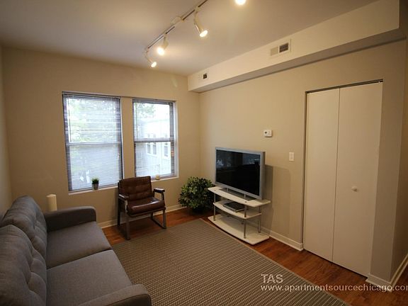 3rd image of 3110 W Sunnyside Ave APT 1R