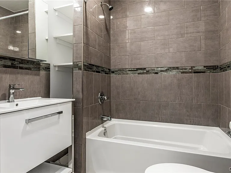 221 Elizabeth St #1 — Photo 12