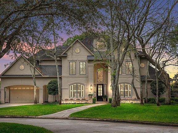 A departure from the ordinary, this stunning custom home will steal your heart! A landscape architect and acclaimed designer capture sunshine and instill casual elegance inside and outside this inviting West Forest Home. Its attention to detail and q