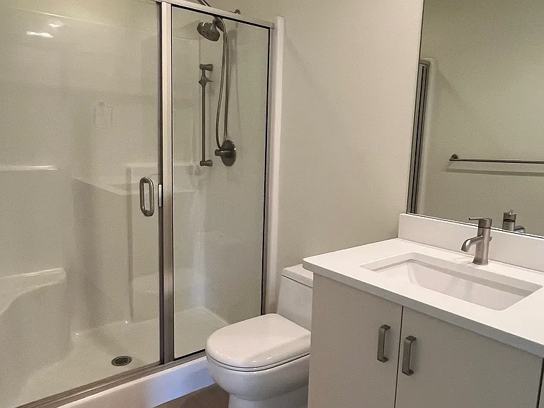 Guest Room/Entertainment Room/Office - Full Bathroom