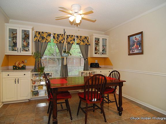 Huge Breakfast Room!