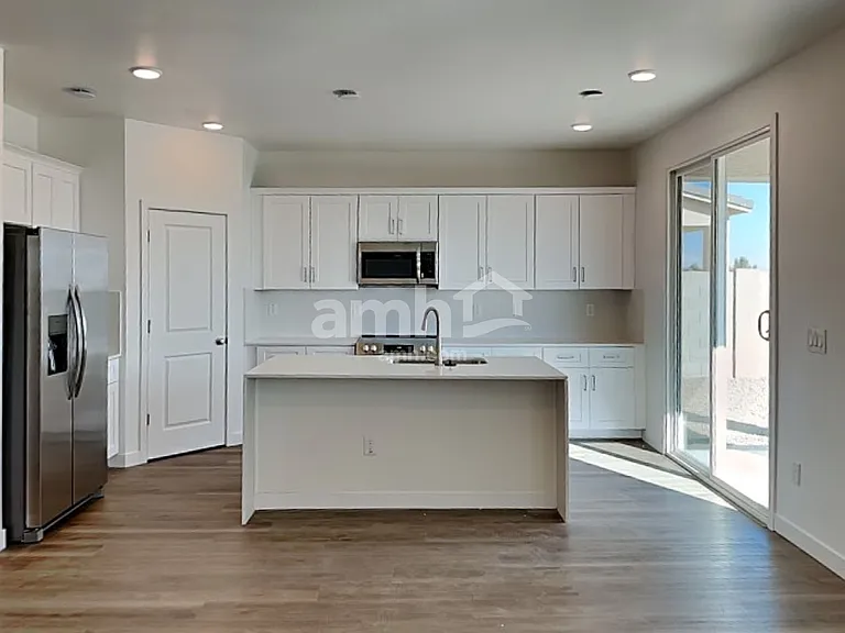 18475 W Honeysuckle Dr — Photo 4