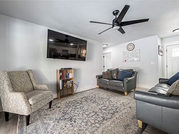 4th image of 1407 W Bishop Dr