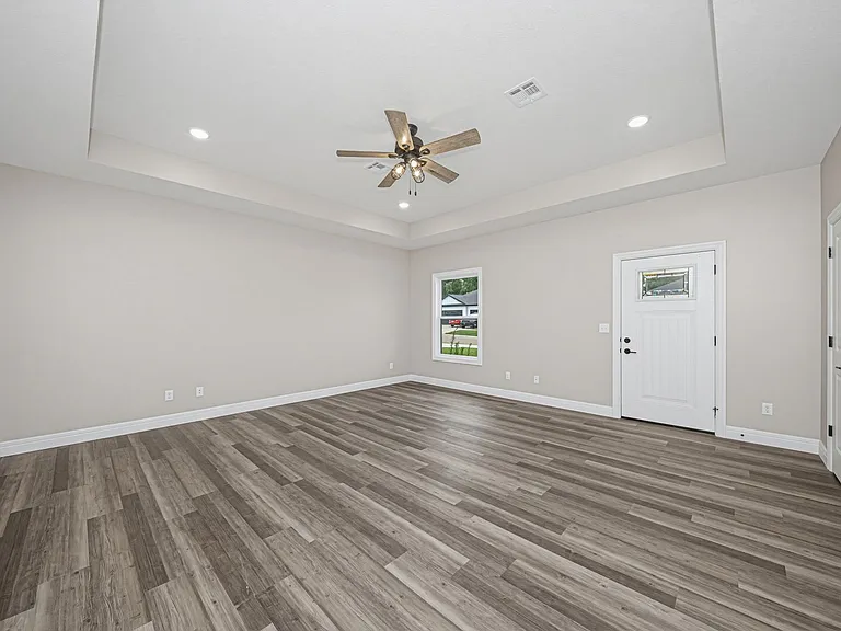 1704 Kenneth Dr — Photo 6