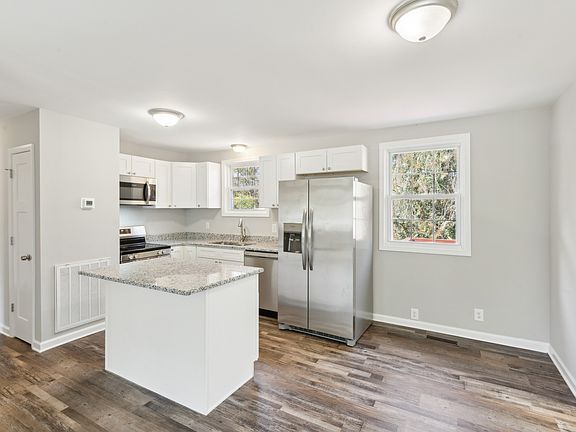 5th image of 221 Annette Dr