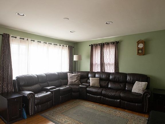 3rd image of 3443 Laverne Dr