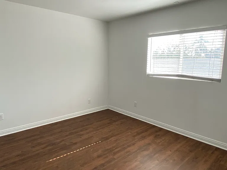 1135 W 39th Pl — Photo 13
