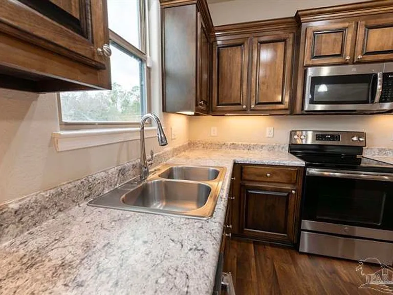 1060 Bretts Way — Photo 8