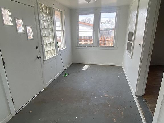 4th image of 920 E Adams Ave