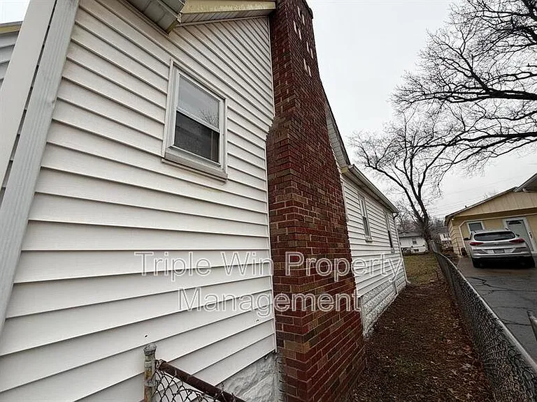 2527 Switzer Ave — Photo 2