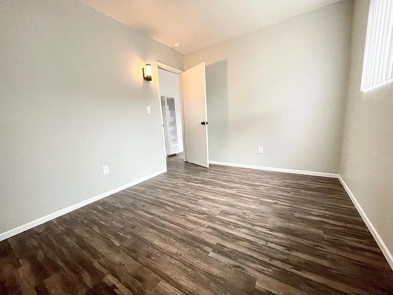 1144 N Mollison Ave — Photo 9