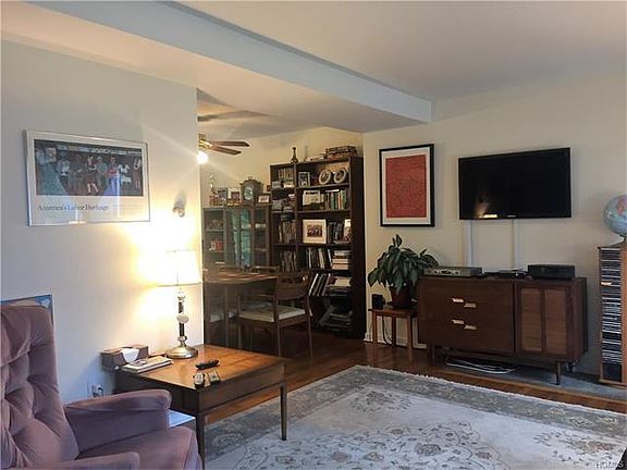 5th image of 4 Edgewater Ln #A