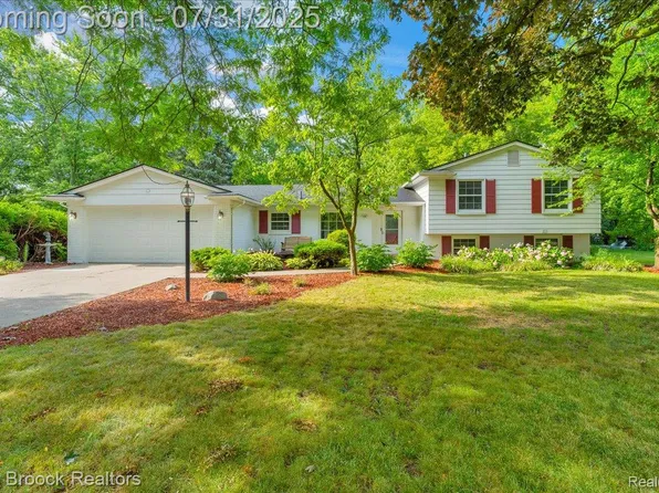 536 Fox River Dr, Bloomfield Hills, MI 48304
