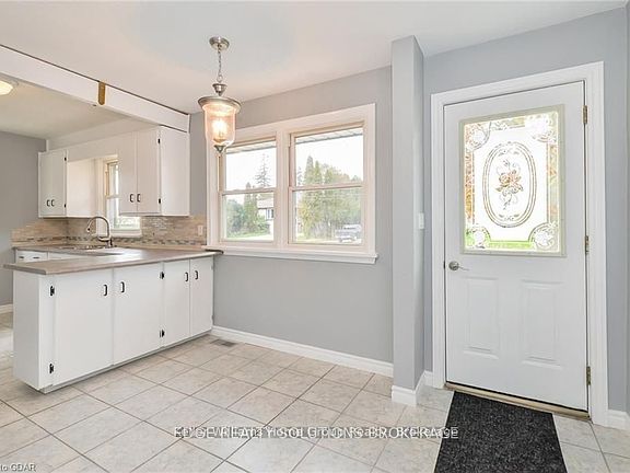 5th image of 130 Forfar St E