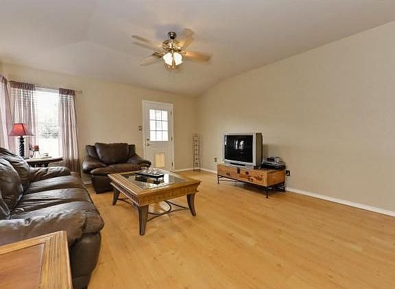4th image of 1008 Brashear Ln