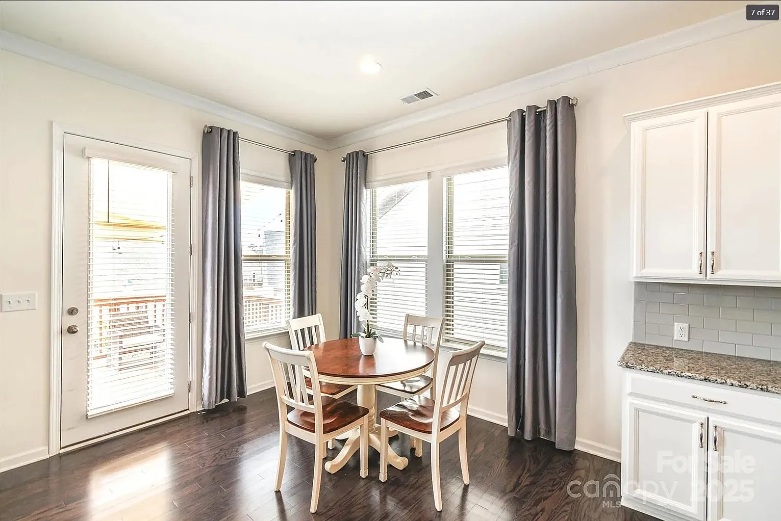 4 bed, 2760 sqft, $3,200 — Photo 4