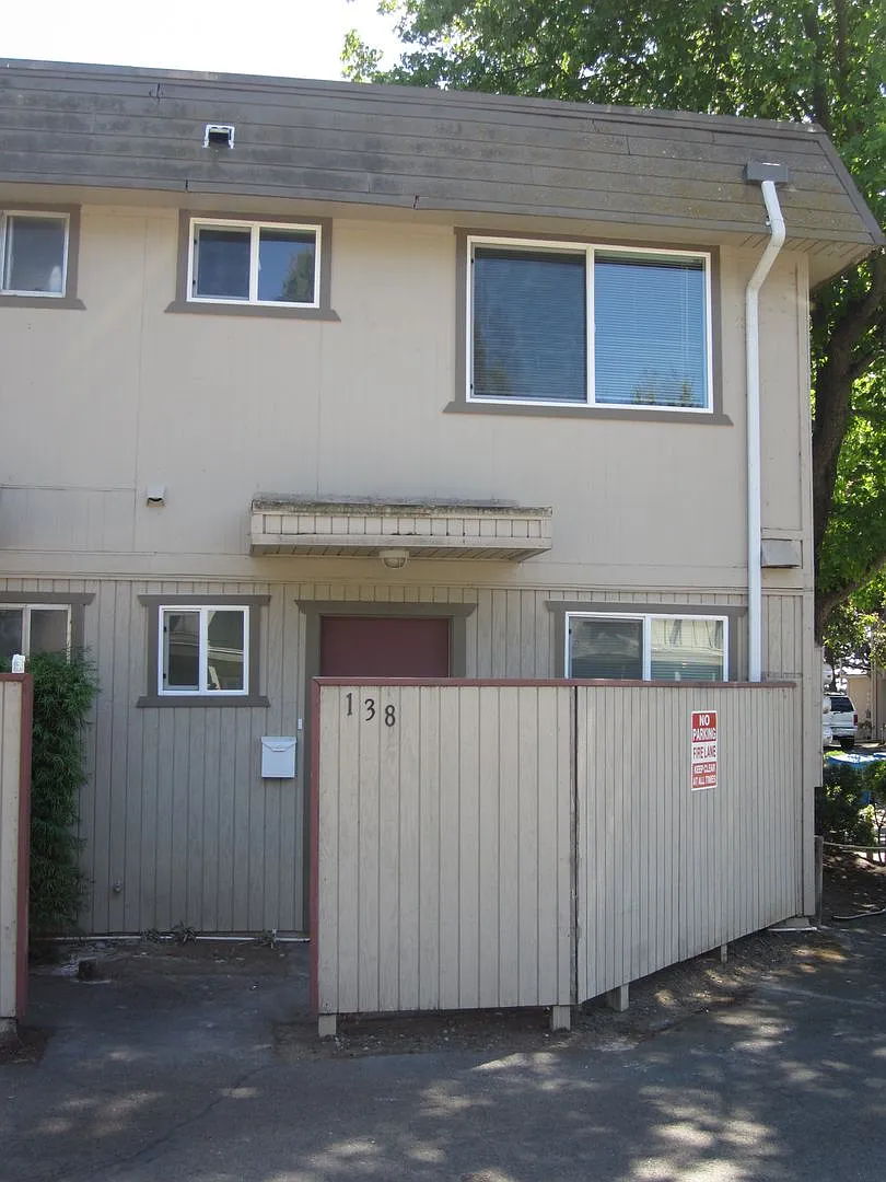 Beautiful 2X1.5 Townhome with a Detached Garage — Photo 2