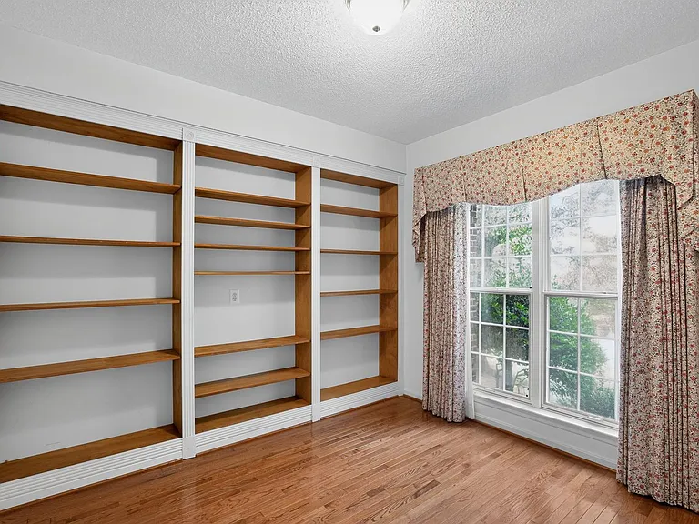 16801 Old Field Ln — Photo 10