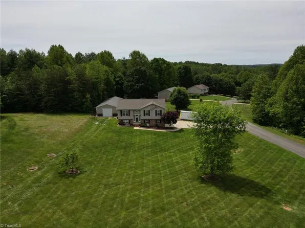 113 Stone Bridge Rd, Mount Airy, NC 27030