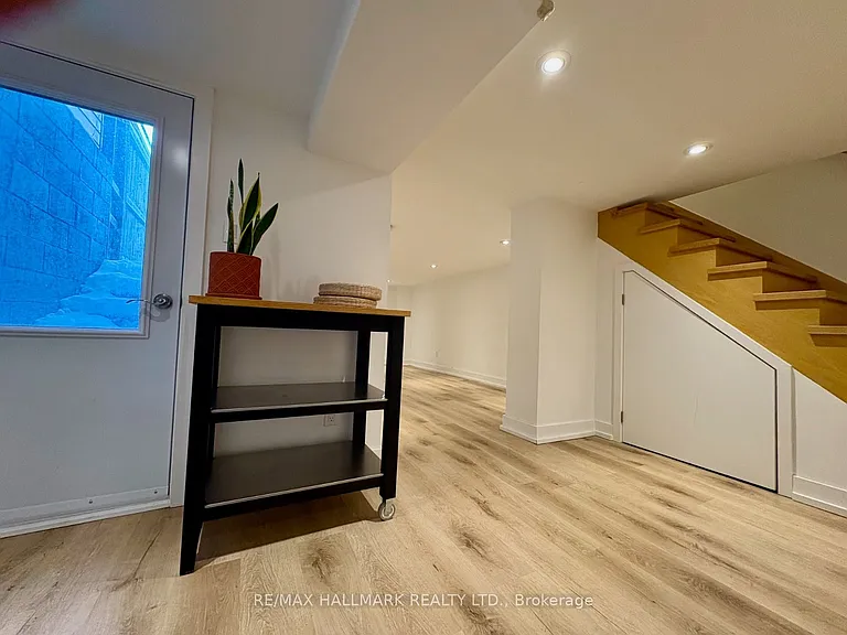 62 Palmerston Ave #LOWER — Photo 4