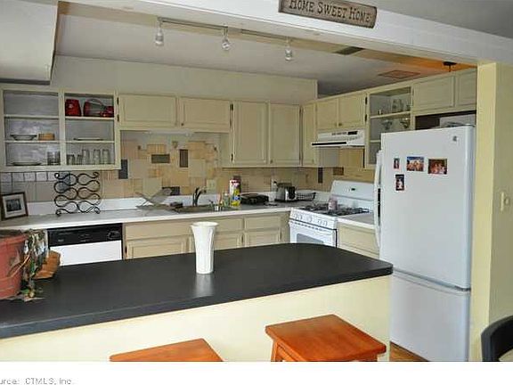 4th image of 11 Canterbury Ln
